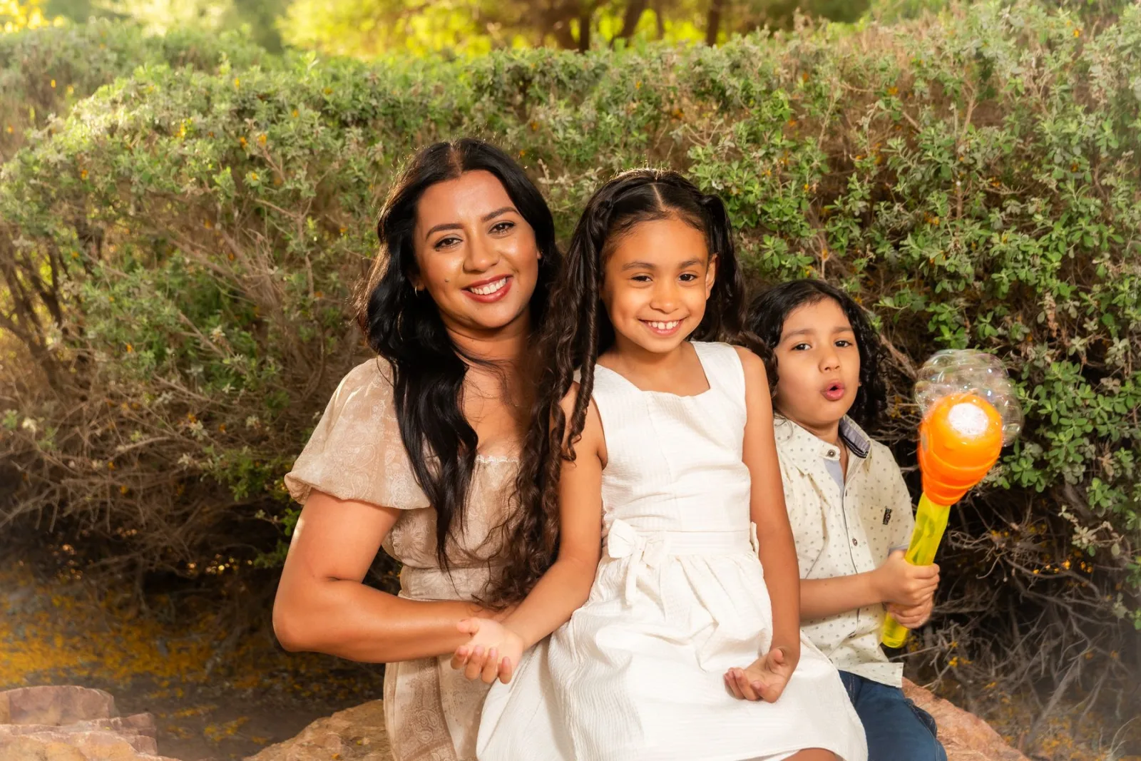 Madre con sus hijos al aire libre