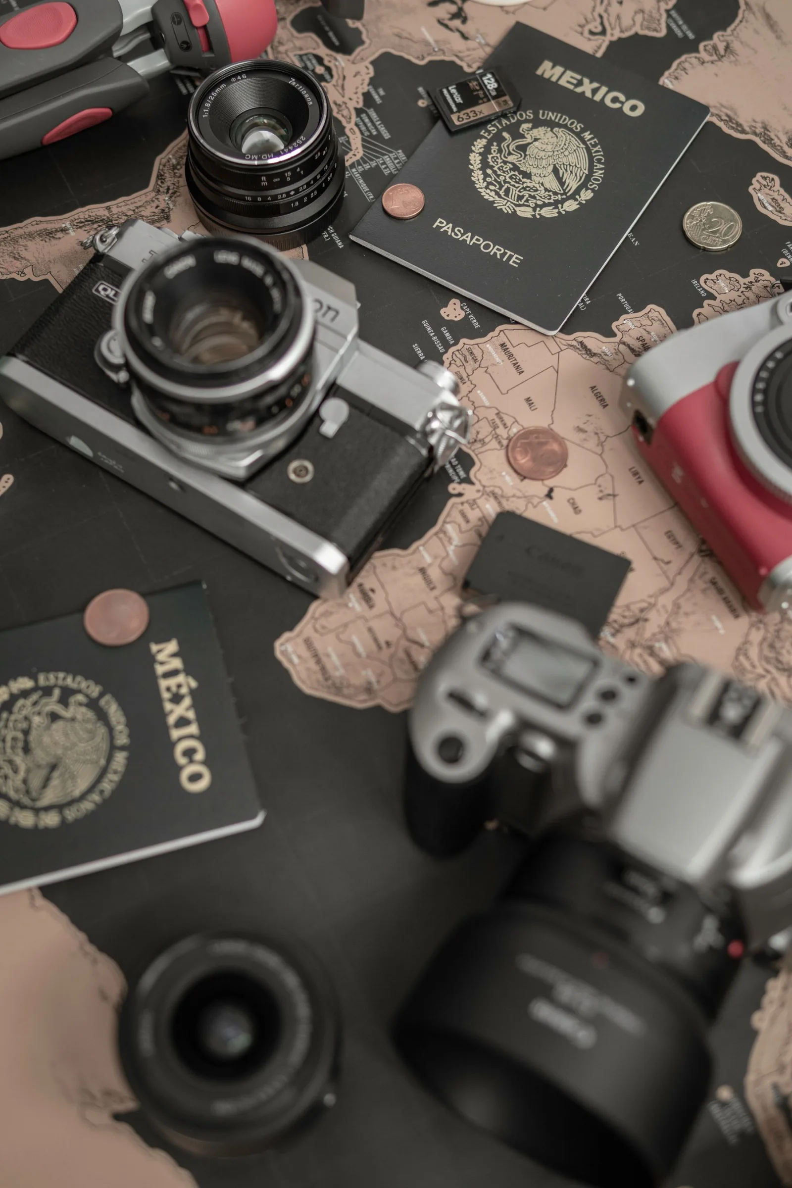 Pasaportes mexicanos sobre un mapa