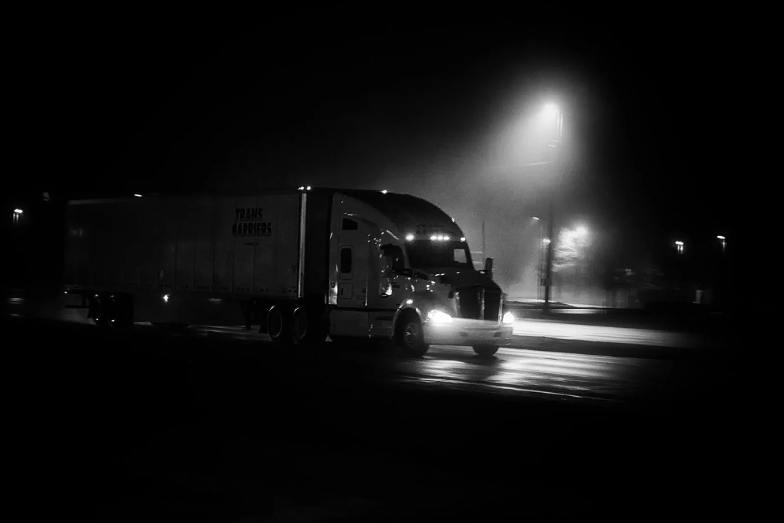 Tráiler en la carretera de noche